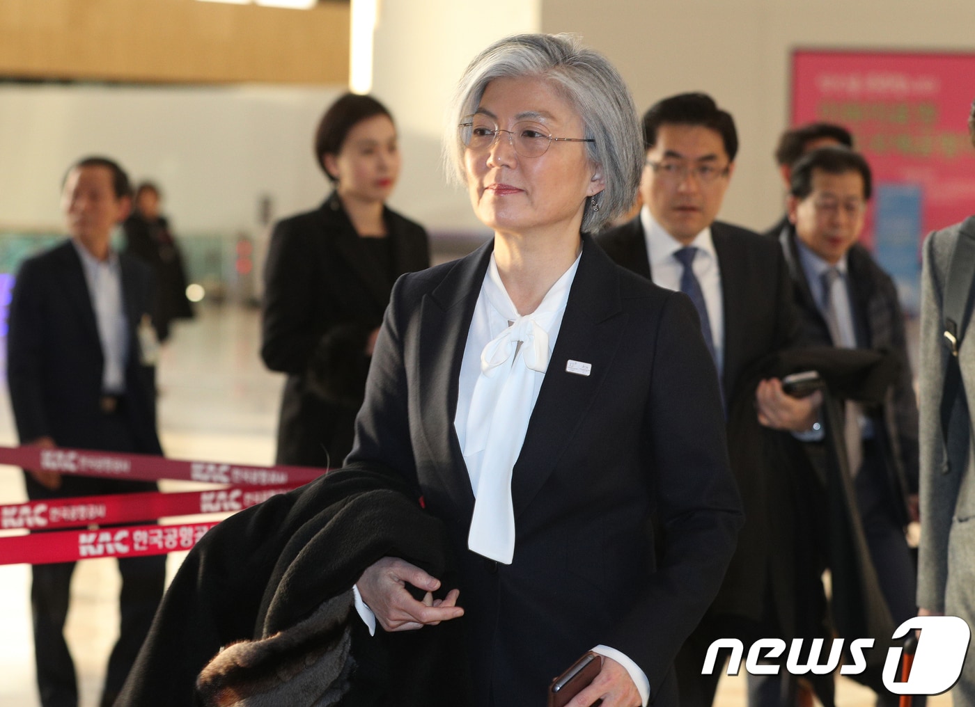 취임 후 처음으로 일본을 방문하는 강경화 외교부 장관이 19일 오전 김포공항을 통해 출국하고 있다.  2017.12.19/뉴스1 ⓒ News1 신웅수 기자