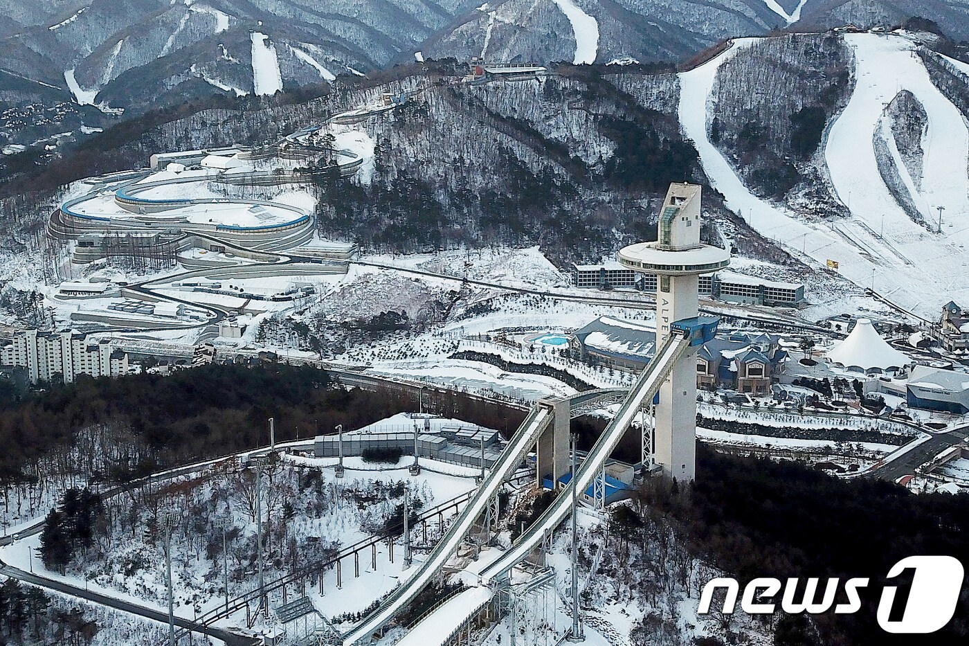강원도 평창군 알펜시아 스키점프센터와 올림픽 슬라이딩센터(왼쪽 위)가 하얀 눈으로 덮여있다. ⓒ News1 