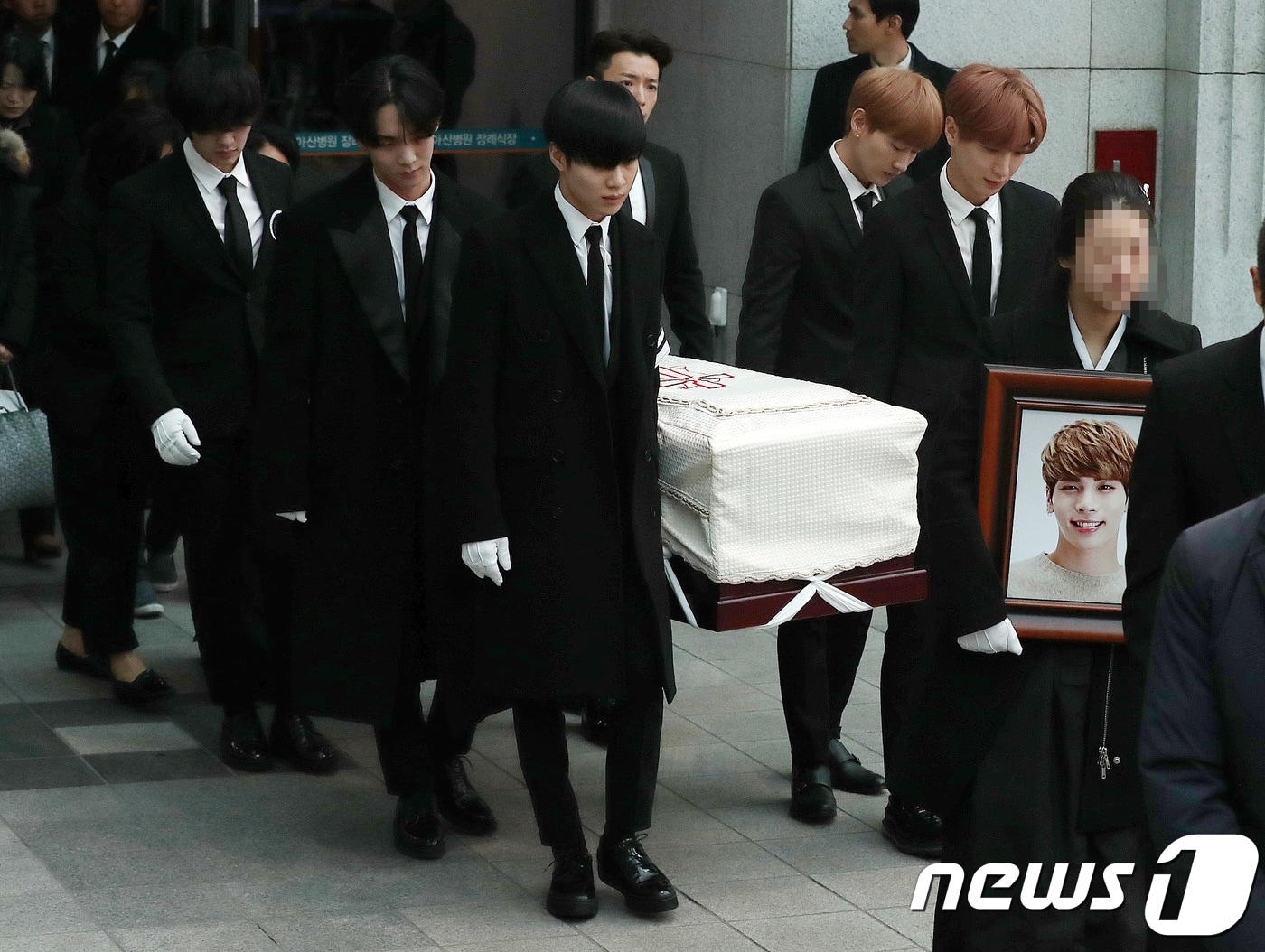 21일 오전 서울 송파구 서울아산병원 장례식장에서 故 샤이니 종현의 발인식이 엄수되고 있다. 고인의 유족과 동료들이 영정과 관을 들고 장례식장을 나서고 있다.2017.12.21/뉴스1 ⓒ News1 박세연 기자