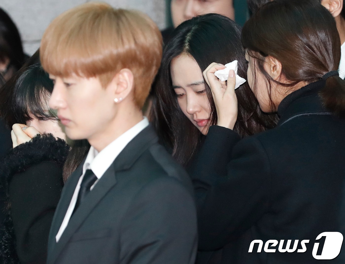 태연(왼쪽), 은혁, 유리, 수영이 21일 오전 서울 아산병원 장례식장에서 열린 아이돌 그룹 샤이니 종현(본명 김종현·27)의 발인식에 참석해 고인의 마지막 가는길을 배웅하고 있다. 경찰과 소방당국에 따르면 종현은 지난 18일 오후 6시10분쯤 서울 강남구 청담동 한 레지던스에서 심정지 상태로 발견돼 끝내 숨을 거뒀다. 종현은 지난 2008년 5월 샤이니로 데뷔해 10년 동안 활발한 활동으로 사랑을 받았다. 2017.12.21./뉴스1 ⓒ News1 권현진 기자