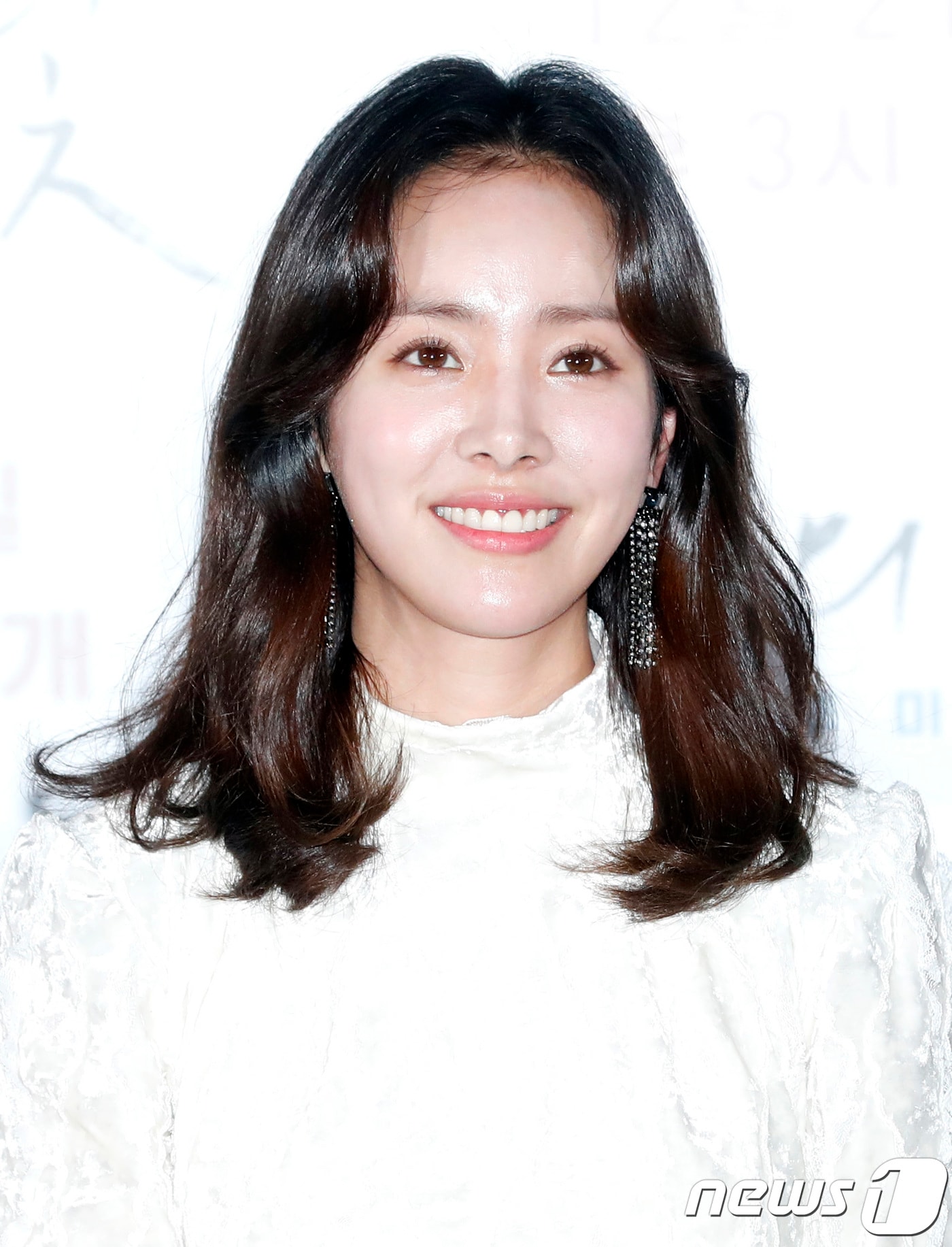 배우 한지민이 21일 오후 서울 롯데시네마 월드타워점에서 열린 영화 '두개의 빛:릴루미노'(감독 허진호) 특별 상영회에 참석해 매력을 발산하고 있다. 2017.12.21./뉴스1 ⓒ News1 권현진 기자