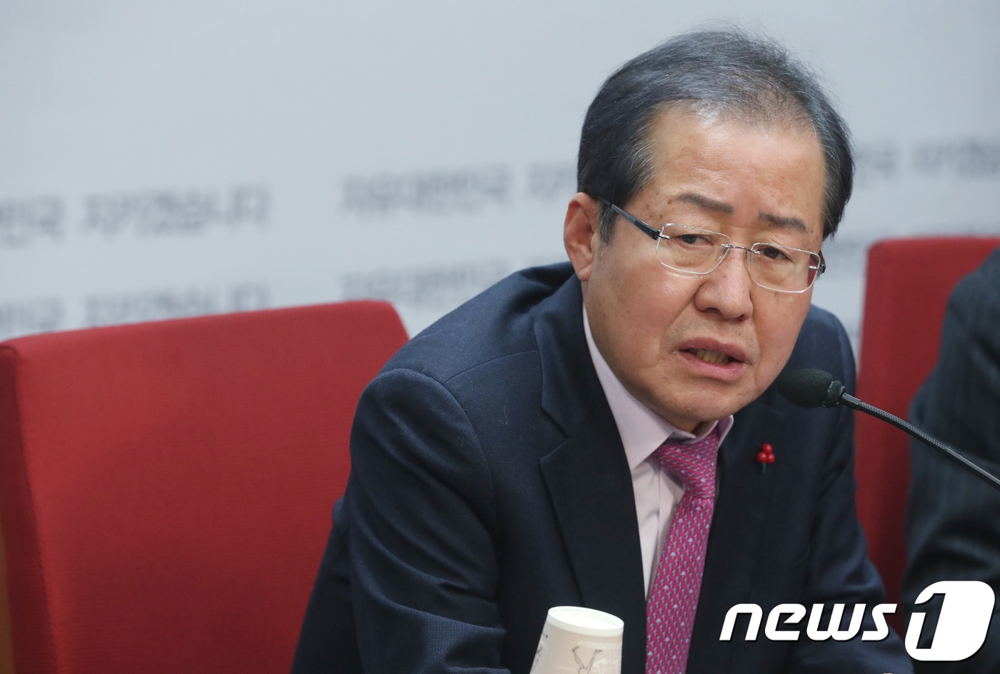 '성완종 리스트' 사건에 연루돼 재판에 넘겨졌던 홍준표 자유한국당 대표가 2017년 12월 22일 무죄를 확정받은 직후 서울 여의도 당사에서 기자간담회를 갖고 있다는 모습. 2017.12.22 ⓒ 뉴스1 박정호 기자