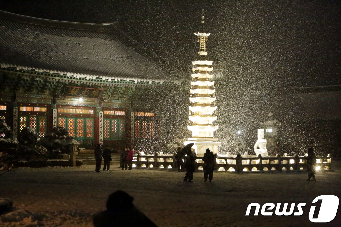 크리스마스 이브인 24일 오후 강원 평창군 오대산 월정사에 함박눈이 내리며 장관을 이루고 있다. 2017.12.24/뉴스1 ⓒ News1 박하림 기자