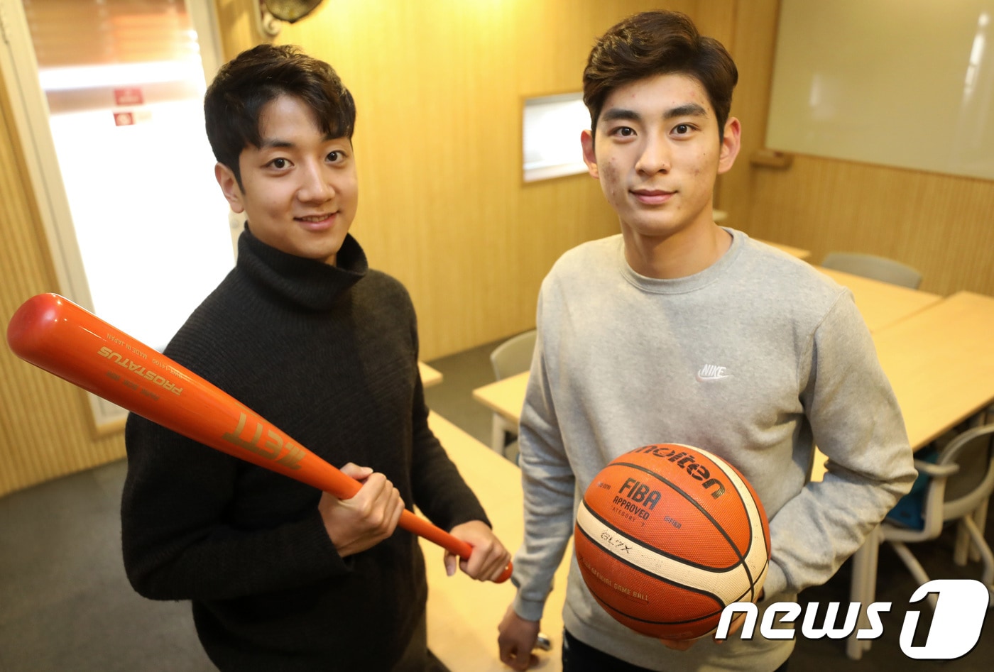 농구대표팀 허재 감독의 아들 허훈(23·부산 KT·왼쪽)과 프로야구 이종범 해설위원의 아들 이정후(20·넥센 히어로즈)가 26일 서울 강남구 토즈 압구정센터에서 가진 뉴스1과의 인터뷰에서 각각 농구공과 야구 배트를 들고 포즈를 취하고 있다. 2017.12.26/뉴스1 ⓒ News1 오대일 기자