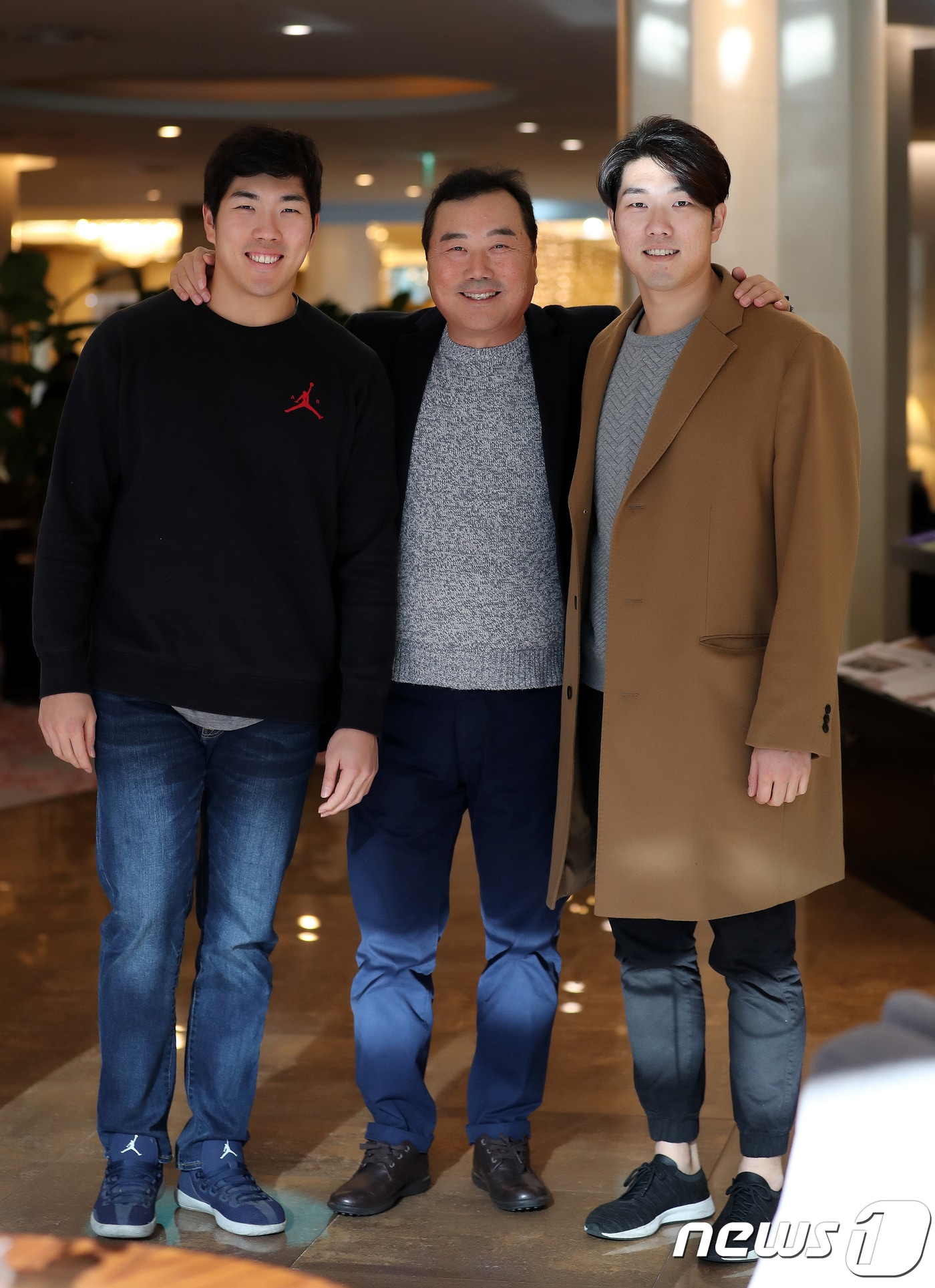 '삼부자 야구 패밀리' KIA 타이거즈 유민상(왼쪽부터), 유승안 경찰야구단 감독, KT 위즈 유원상. 2017.12.31/뉴스1 ⓒ News1 박지혜 기자