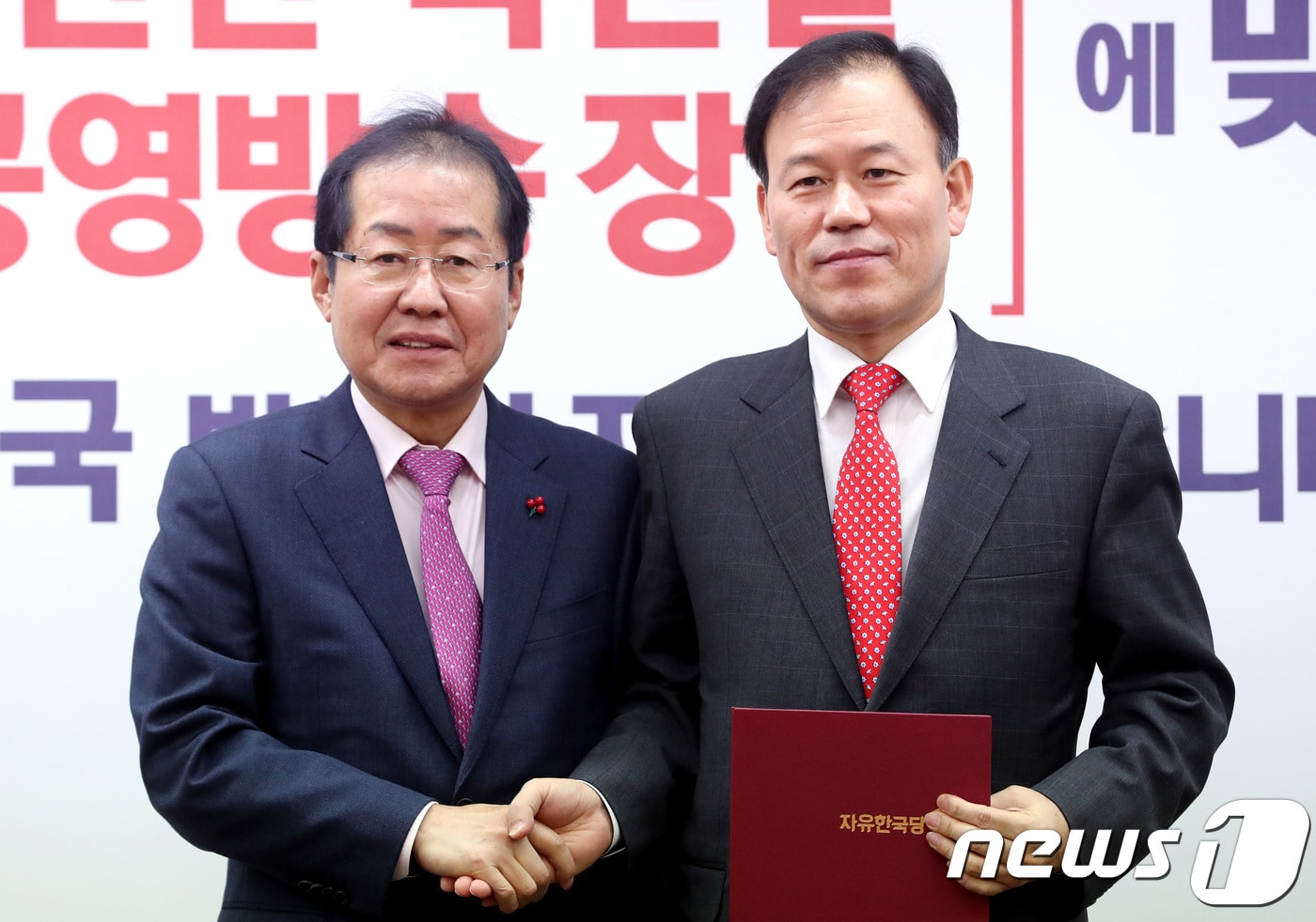 2017년 12월 28일 홍준표 자유한국당 대표가 서울 여의도 당사에서 열린 최고위원, 주요당직자 및 여의도연구원 부원장 임명장 수여식에서 조직부총장에 임명된 '원조 친홍' 윤한홍 의원과 기념촬영을 하고 있다. 2017.12.28/뉴스1 ⓒ News1 DB