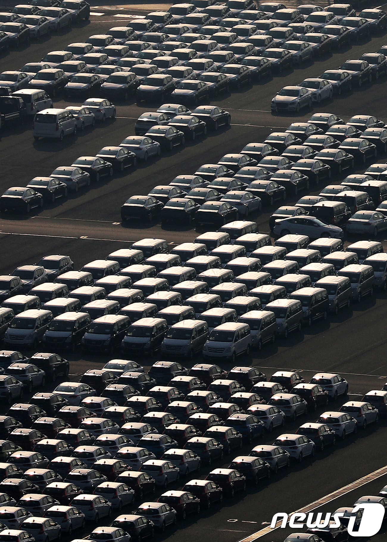현대자동차 울산공장에 수출을 위한 완성차들이 선적을 기다리고 있다. ⓒ News1 이윤기 기자