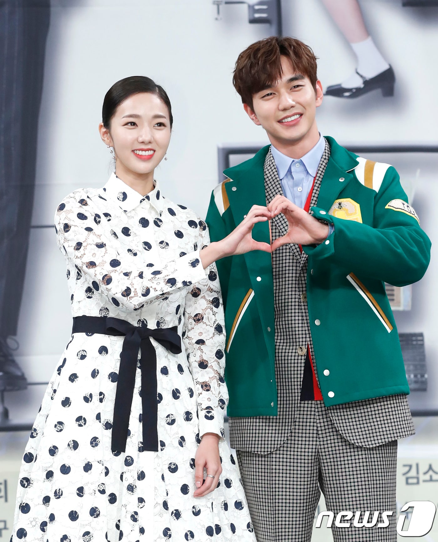 배우 채수빈, 유승호(오른쪽)가 4일 오후 서울 상암 MBC 골든마우스홀에서 열린 MBC 수목미니시리즈 ‘로봇이 아니야’ 제작발표회에 참석해 포즈를 취하고 있다. 2017.12.04./뉴스1 ⓒ News1 권현진 기자