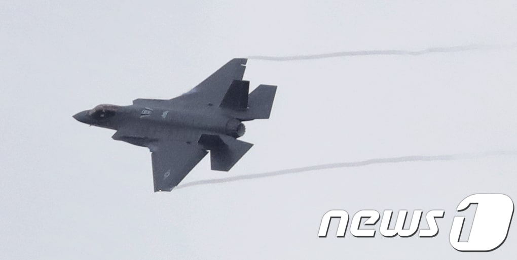 4일 전북 군산시 미 공군기지에서 실시된 한미연합 공중훈련(Vigilant ACE)에서 F-35 스텔스 전투기가 훈련을 하고 있다.2017.12.4/뉴스1 ⓒ News1 문요한 기자