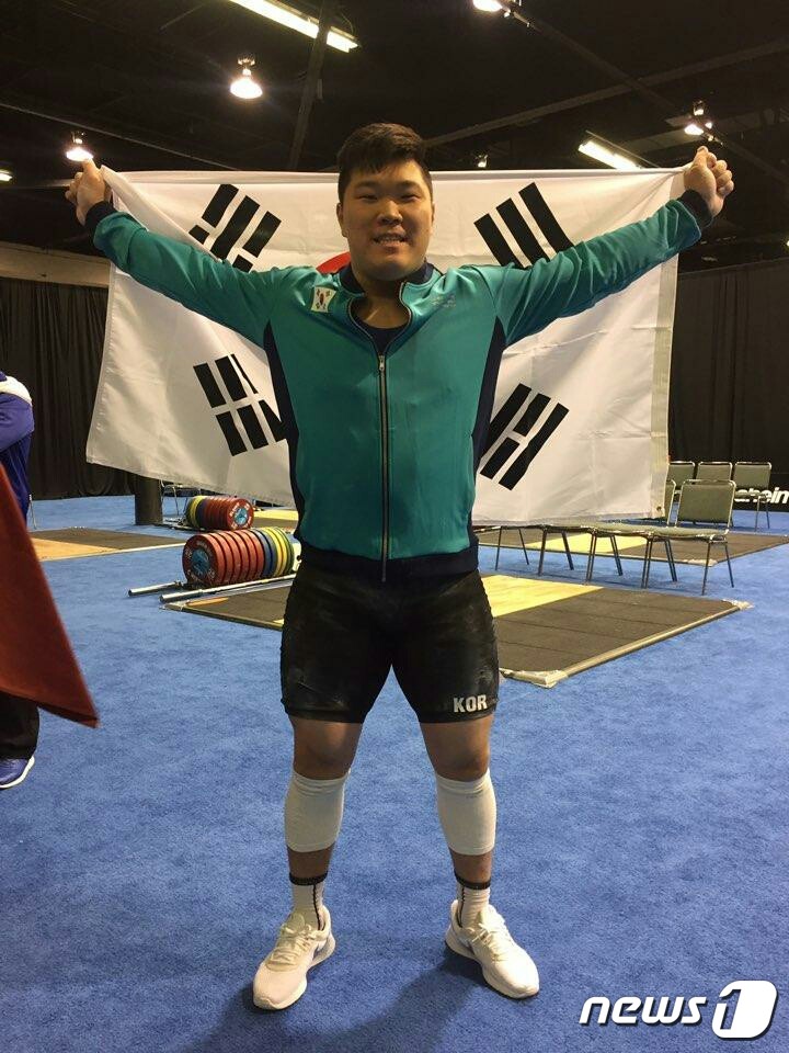 남자 역도 서희엽(25·수원시청)이 세계역도선수권대회에서 금메달을 목에 걸었다. (대한역도연맹 제공) ⓒ News1
