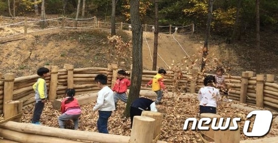 세종시 원수산 파랑새 유아숲체험원에서 이이들이 숲 체험을 하고 있다.ⓒ News1