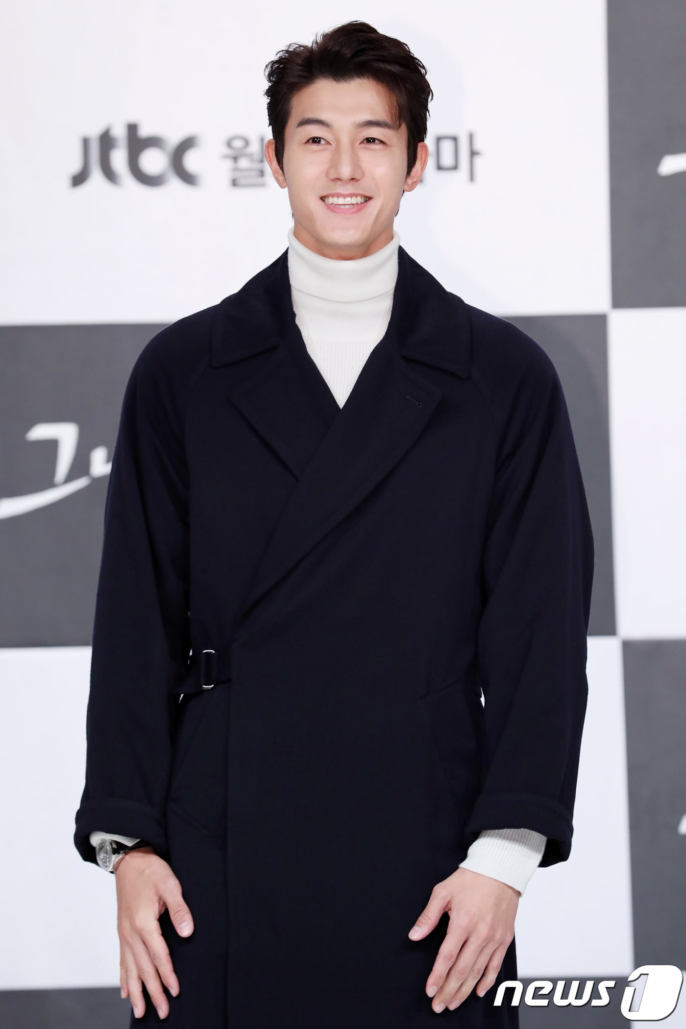 배우 이기우가 6일 오후 서울 영등포 타임스퀘어 아모리스홀에서 진행된 JTBC 월화드라마 '그냥 사랑하는 사이' 제작발표회에 참석해 포즈를 취하고 있다. 2017.12.06./뉴스1 ⓒ News1 강고은 에디터