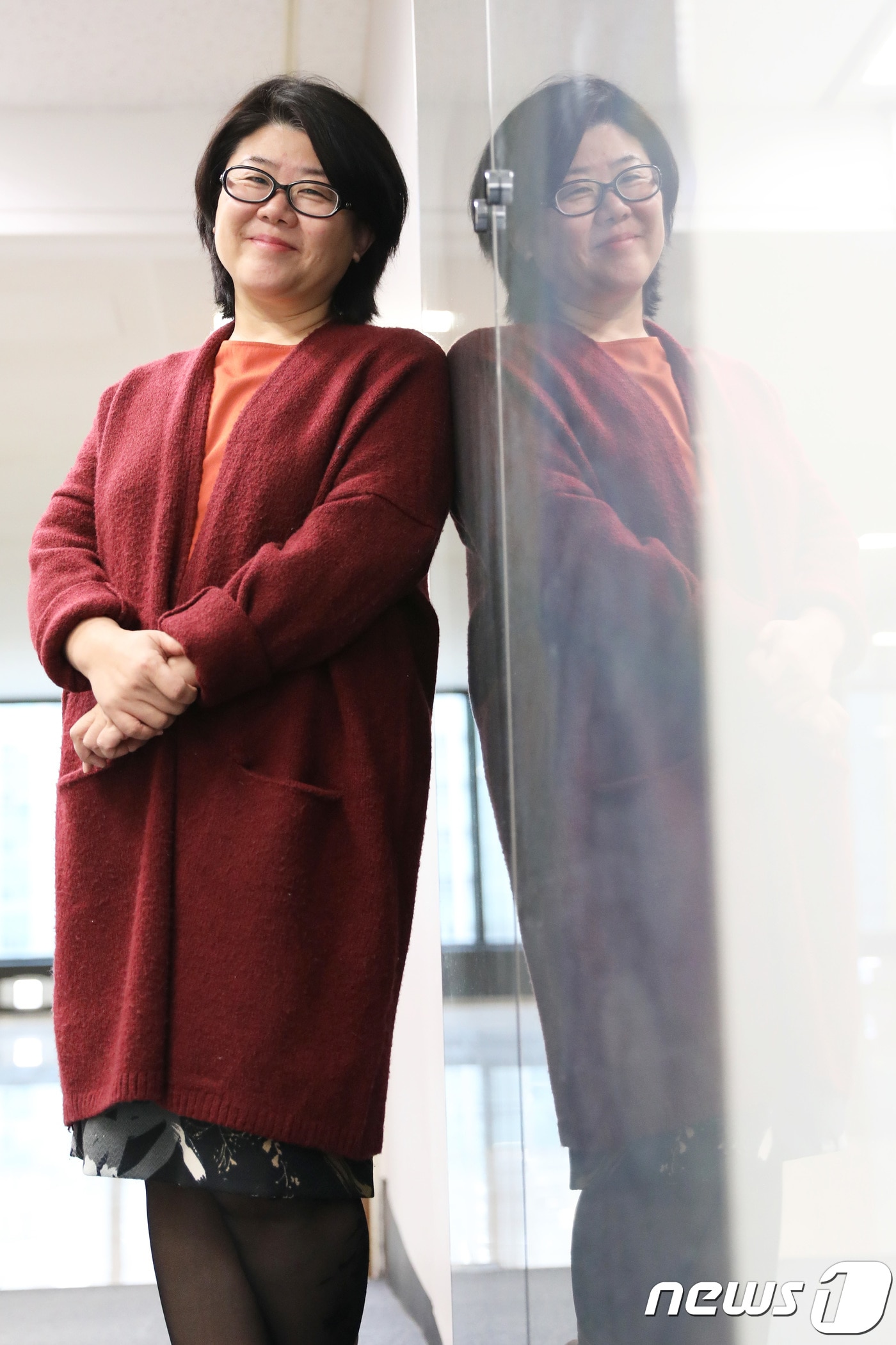 배우 이정은이 6일 오후 서울 종로구에 위치한 뉴스1 본사를 찾아 인터뷰에 앞서 포즈를 취하고 있다. 2017.12.6/뉴스1 ⓒ News1 임세영 기자