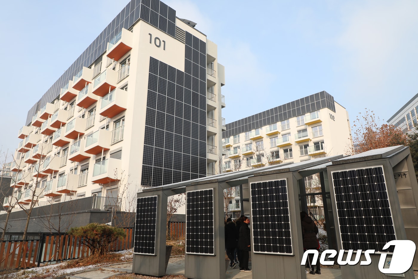 태양광 패널이 달려있는 공동주택.&#40;사진은 기사 내용과 무관함&#41; / 뉴스1 ⓒ News1