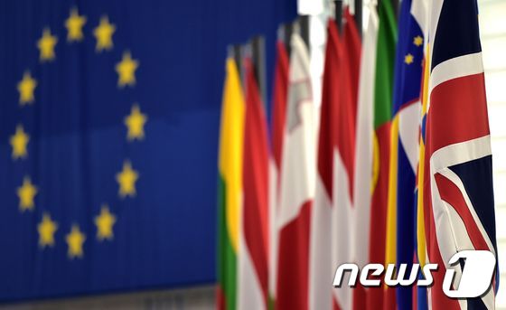 유럽연합(EU)을 상징하는 유럽기와 EU 회원국 국기들. (자료사진) ⓒ AFP=뉴스1