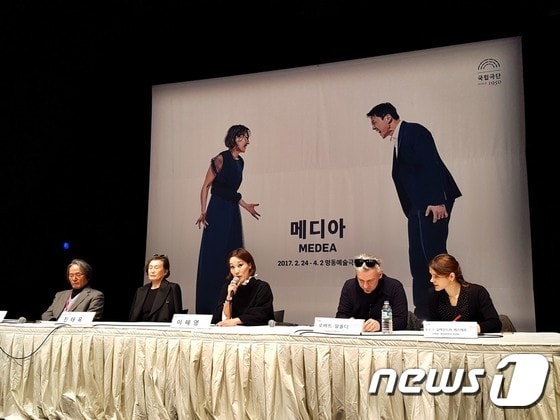 연극 '메디아' 기자간담회장. 김윤철 국립극단 예술감독(왼쪽부터) 진태옥 의상디자이너 이혜영 배우, 로버트 알폴디 연출 ⓒ News1