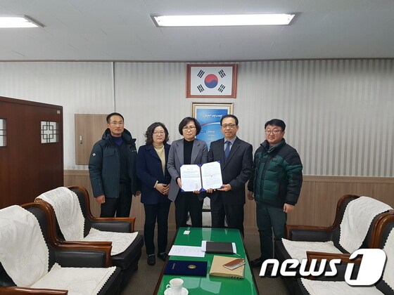 대전대문중학교와 대전중구청 관계자들이 업무협약을 맺고 기념사진 촬영을 하고 있다.ⓒ News1