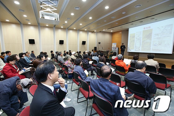 지난해    '2017년 인문열차, 삶을 달리다' 사업의 사전 강연 모습. '(그림 속의 음식이야기' - 주영하  한국학중앙연구원 교수 ) 중앙도서관 제공 ⓒ News1