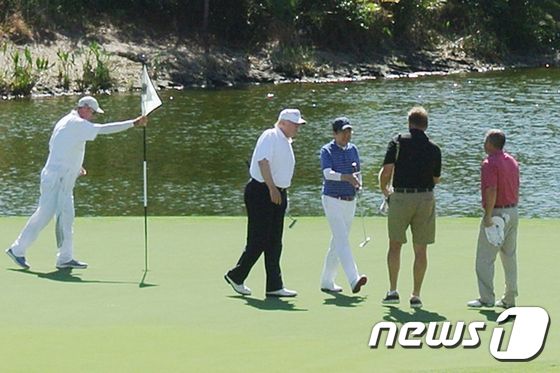 도널드 트럼프 미국 대통령(왼쪽 2번째)와 아베 신조 일본 총리(가운데)가 지난 11일 플로리다에서 골프를 쳤다. ⓒ AFP=뉴스1