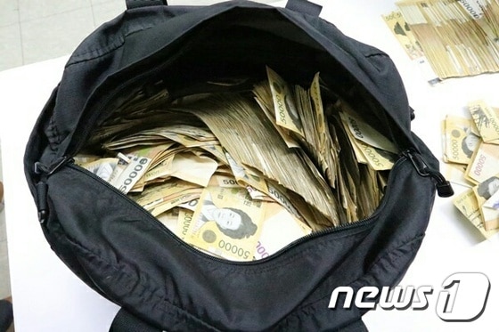대형마트 입구에 설치된 현금인출기(ATM)에서 거액의 현금을 절취한 피의자들이 경찰에 붙잡혔다. 사진은 경찰이 A씨의 집에서 압수한 현금이 든 가방. (사진제공=용인동부경찰서) ⓒ News1 권혁민 기자