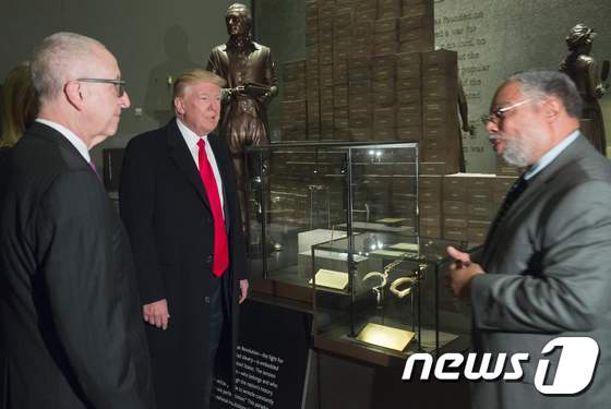 워싱턴 소재 '아프리카계 역사문화 국립박물관'을 방문한 도널드 트럼프 미 대통령(가운데). ⓒ AFP=뉴스1