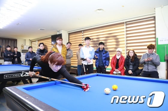 국내 3쿠션 여자랭킹 1위인 이신영 선수가 전북 무주군에서 시범경기를 펼치고 있다. 이신영 선수는 무주군 적상면 출신이다.(무주군제공)2017.2.26/뉴스1ⓒ News1