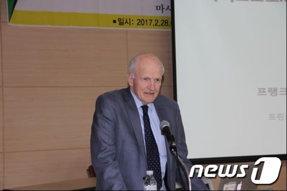 미국 프린스턴대의 프랭크 반히펠 교수가 '파이로프로세싱의 의미없고 위험한 이유들'을 주제로 강연을 하고 있다. (사진=박종명 기자) ⓒ News1