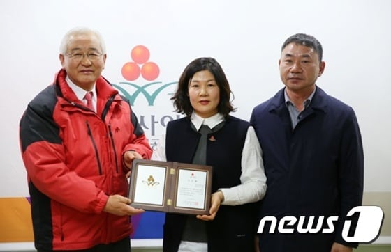 제주사회복지공동모금회(회장 고승화)는 지난 3일 모금회 사무실에서 조 대표로부터 지역사회 어려운 이웃을 위해 1억원 기부를 약속받고 아너 소사이어티 회원 인증패 수여식을 개최했다. 사진은 왼쪽부터 고승화 공동모금회장, 조숙희 대표, 조 대표의 남편인 양영철 부웅주택 대표. ⓒ News1