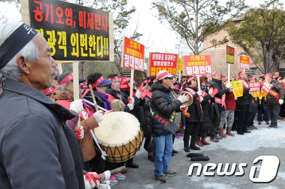 8일 강원 원주시 신림면, 영월군 주천면, 충북 제천시 송학면 주민 250여명이 신림면 일대 바이오SRF 발전소 건립을 반대하는 집회를 하고 있다.2017.2.8/뉴스1 ⓒ News1 권혜민 기자