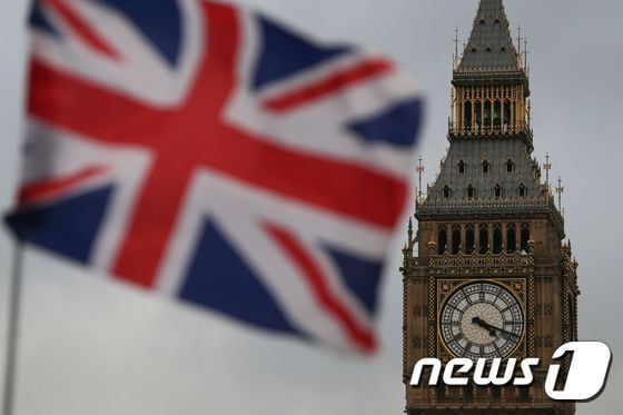 '빅 벤'으로 불리는 영국 엘리자베스타워와 하원 건물 옆에서 휘날리는 영국 국기. ⓒ AFP=뉴스1