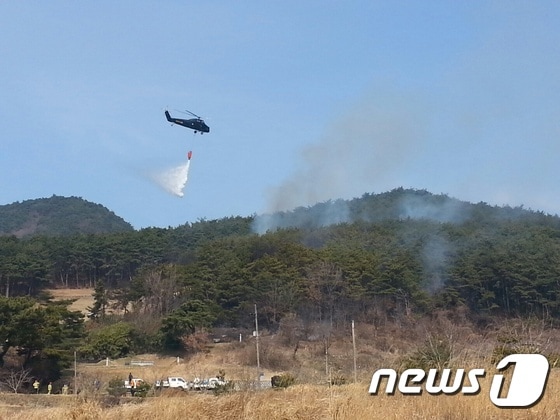 산불 진화하고 있는 소방헬기.자료사진/뉴스1 ⓒ News1