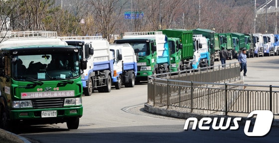 줄지어 선 쓰레기수거 차량들.(뉴스1DB)/뉴스1