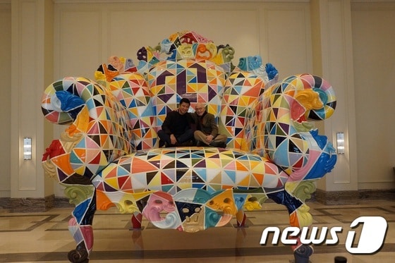 전필립(왼쪽) 파라다이스그룹 회장과 알레산드로 멘디니가 파라다이스 프루스트 의자에서 포즈를 취하고 있다.ⓒ News1