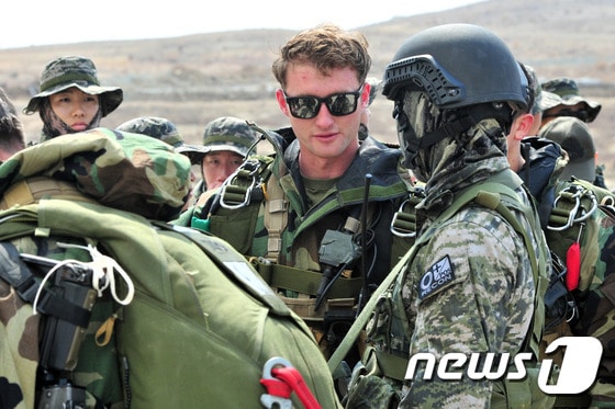 16일 오전 한·미 해병대 특수수색대 요원들이 경북 포항시 북구 송라면 고공강하장에서 실시된 공중 침투 훈련에 앞서 대화를 나누고 있다.이번 훈련에는 일본 오키나와에 주둔 중인 미 해병대 3사단 소속 특수부대원들이 한국 해병대 1사단 특수수색대와 함께 작전을 펼쳤다.2017.3.16/뉴스1 ⓒ News1 최창호 기자