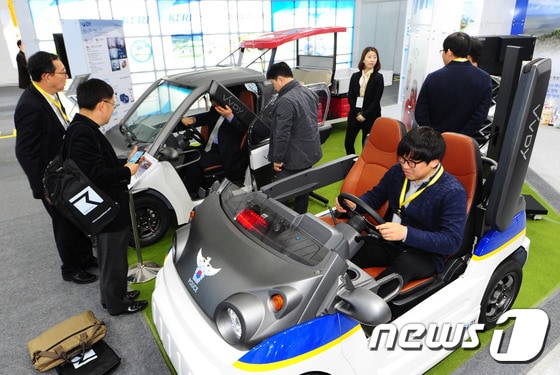 17일 제주 서귀포시 여미지식물원에서 열린 제4회 국제전기자동차 엑스포에서 참가자들이 디와이㈜의 초소형차량를 살펴보고 있다. 2017.3.17/뉴스1 ⓒ News1 이석형 기자