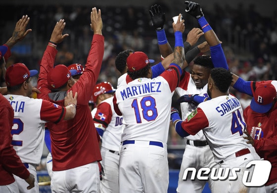도미니카공화국 그레고리 폴랑코가 17일(한국시간) 베네수엘라와의 WBC 경기에서 솔로 홈런을 터트린 뒤 팀 동료들의 환영을 받고 있다. ⓒ AFP=News1