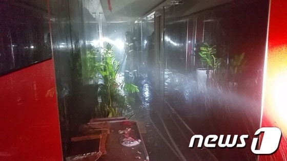 19일 오전 5시께 부산 연제구에 있는 한 노래방에서 불이나 소방대원들이 불길을 진압하기 위해 천장을 부수고  물을 주입하고 있다. (부산소방본부 제공)ⓒ News1