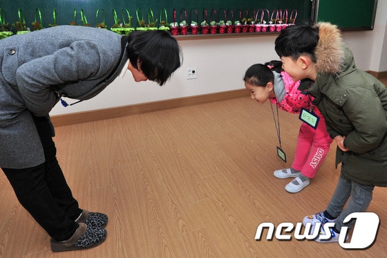 경북 포항시 북구 우현동 중앙초등학교에서 열린 입학식에서 신입생들이 담임 교사와 인사를 나누고 있다.2017.3.2/뉴스1 ⓒ News1 최창호 기자