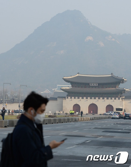 서울의 미세먼지농도 수치가 '나쁨'을 보이고 있는 21일 오전 광화문광장에서 마스크를 쓴 시민들이 발걸음을 옮기고 있다. 기상청은 미세먼지 농도가 높은 만큼 마스크 착용 등 건강 관리에 신경 쓸 것을 당부했다. 2017.3.21/뉴스1 ⓒ News1 국회사진취재단
