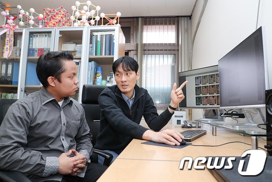 금속-세라믹 접합 기술에 관한 연구 결과를 발표한 영남대 고영건 교수(오른쪽)와 석박사통합과정에 재학 중인 무하마드 프리슬라 카밀씨/사진제공=영남대ⓒ News1