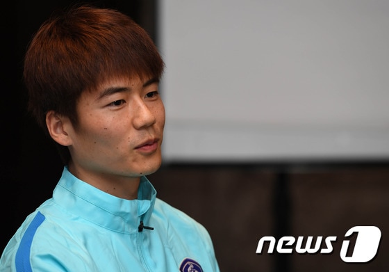기성용이 21일 중국 창사에 위치한 캠핀스키 호텔에서 2018 러시아월드컵 아시아 최종예선 6차전 중국(중국 창사.23일)전을 앞두고 취재진과 인터뷰를 하고 있다. 이때부터 기성용은 잔디 문제를 이야기했다. ⓒ News1 이동원 기자