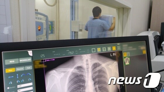 부산 영도병원에서 석면질환 무료 건강검진을 받고 있는 주민(영도병원 제공)2017.3.22./뉴스1@ News1