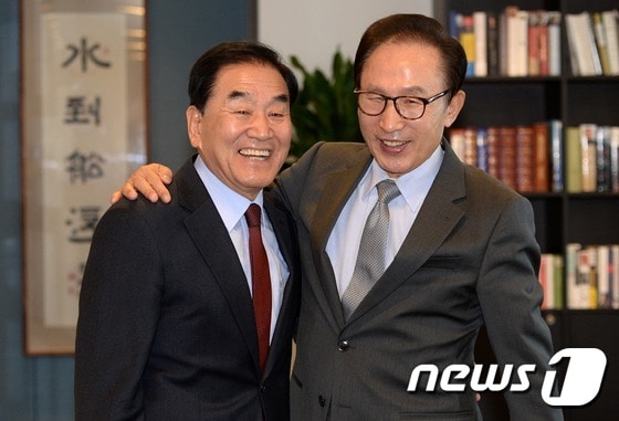 2017년 3월 22일 이명박 전 대통령이 자신의 사무실을 찾은 늘푸른한국당 대선후보인 이재오 공동대표와 어깨동무를 하고 있다. 2017.3.22 ⓒ 뉴스1 오대일 기자