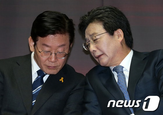 2017년 3월 22일 당시 이재명 더불어민주당 대선주자와 유승민 바른정당 대선주자가 서울 잠실학생체육관에서 열린 한국노총 대표자 대회 '응답하라 대선후보'에서 대화를 나누고 있다. 2017.3.22 ⓒ 뉴스1 DB