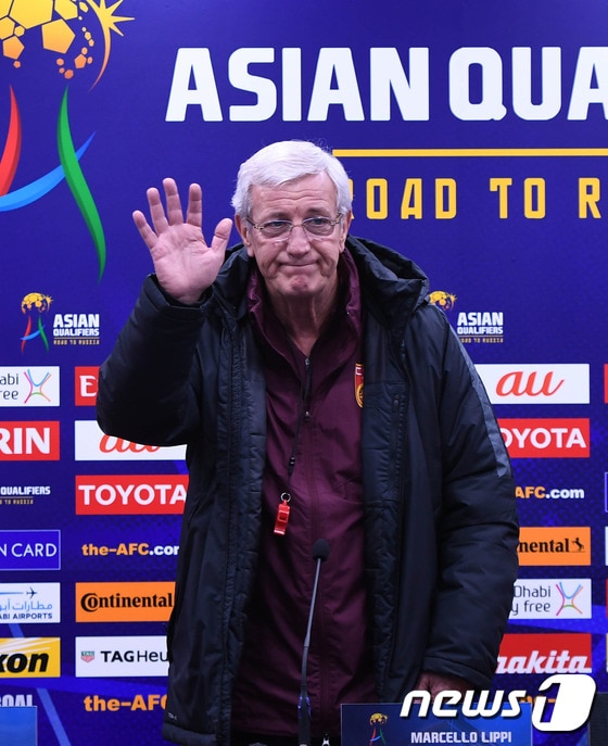 중국 축구대표팀 마르첼로 리피 감독이 2018 러시아월드컵 아시아 최종예선 6차전 한국과의 경기를 하루 앞둔 22일 중국 창사 허룽스타디움에서 열린 공식기자회견에 참석하며 취재진에게 인사를 건네고 있다. 2017.3.22/뉴스1 ⓒ News1 이동원 기자