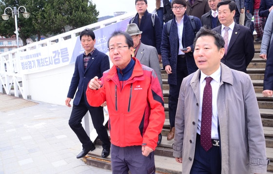 '모래시계 검사'로 유명한 홍준표 의원이 2017년 3월 25일 강원도 강릉 정동진의 모래시계 공원을 둘러보고 있는 모습. ⓒ News1 