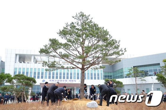 강원도 고성군 토성면 일원에 건립된 국회 고성연수원 개원식에서 정세균 국회의장을 비롯한 참석내빈들이 기념식수를 하고 있다. 2017.3.27/뉴스1 ⓒ News1 고재교 기자