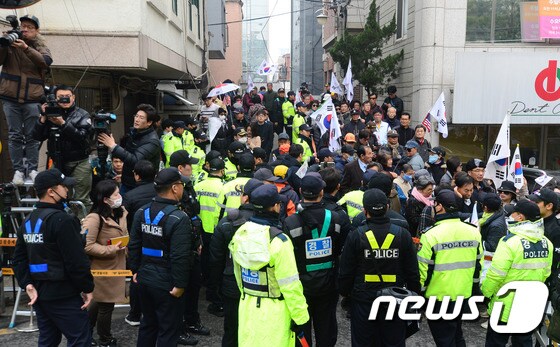 검찰이 박근혜 전 대통령에 대한 구속영장을 청구한 27일 오후 서울 강남구 삼성동 박 전 대통령 자택 앞에서 경찰병력이 막말과 욕설을 퍼붓는 박근혜 지킴이 결사대 회원들을 기자들과 격리하고 있다. 2017.3.27/뉴스1 ⓒ News1 최현규 기자