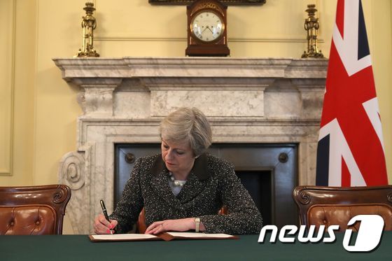 브렉시트 개시 서한에 서명하는 테레사 메이 총리. ⓒ AFP=뉴스1
