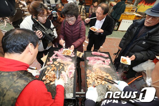 청주 삼겸살 거리 '삼삼데이'.ⓒ News1